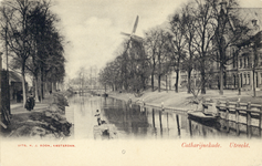 2110 Gezicht op de Stadsbuitengracht te Utrecht vanaf de Catharijnebrug naar het noorden; rechts de Catharijnekade en ...
